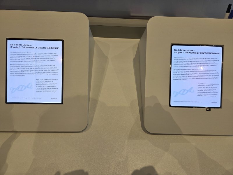 삼성디스플레이가 CES 2026에서 공개한 차세대 폴더블 패널(사진 오른쪽)과 기존 패널의 비교 모습. 2026.1.6/뉴스1 ⓒ News1 박기호 기자