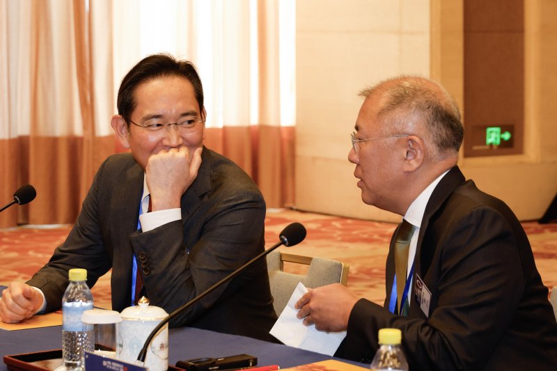 이재용 삼성전자 회장이 5일 중국 베이징 조어대에서 열린 한중 비즈니스포럼에 참석해 정의선 현대차그룹 회장과 대화하고 있다. 2026.1.5/뉴스1 ⓒ News1 허경 기자