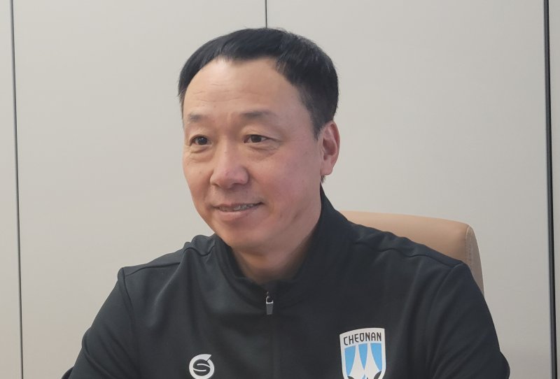 [천안=뉴시스] 최영민 기자=천안시티FC 박진섭 감독이 6일 천안축구센터에서 취재진과 만나 올 시즌 각오를 밝혔다. 2026.01.06 ymchoi@newsis.com *재판매 및 DB 금지