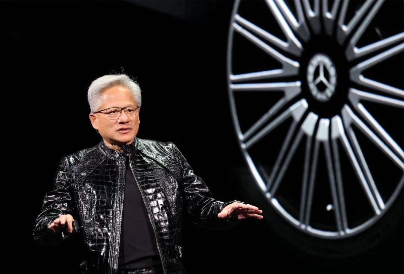 젠슨 황 엔비디아 CEO가 5일(현지시간) 미국 네바다주 라스베이거스 퐁텐블로 호텔에서 열린 엔비디아 CES 2026 라이브에서 기조연설 도중 벤츠와의 협업에 대해 설명하고 있다. (공동취재) 2026.1.6/뉴스1 ⓒ News1 황기선 기자