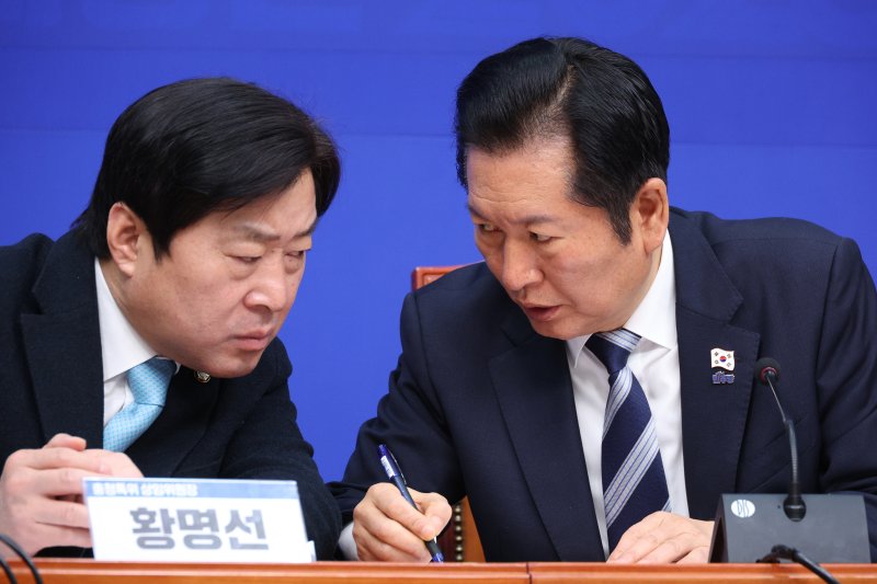 정청래 더불어민주당 대표가 6일 서울 여의도 국회에서 열린 충남·대전통합 및 충청지역 발전특별위원회 제2차 전체회의에서 황명선 상임위원장과 대화하고 있다. 2026.1.6/뉴스1 ⓒ News1 신웅수 기자