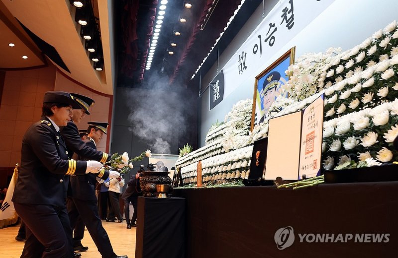 고 이승철 경정 추모하는 동료들 (출처=연합뉴스)