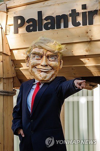 트럼프 대통령과 팔란티어를 반대하는 시위대가 만든 형상 (출처=연합뉴스)