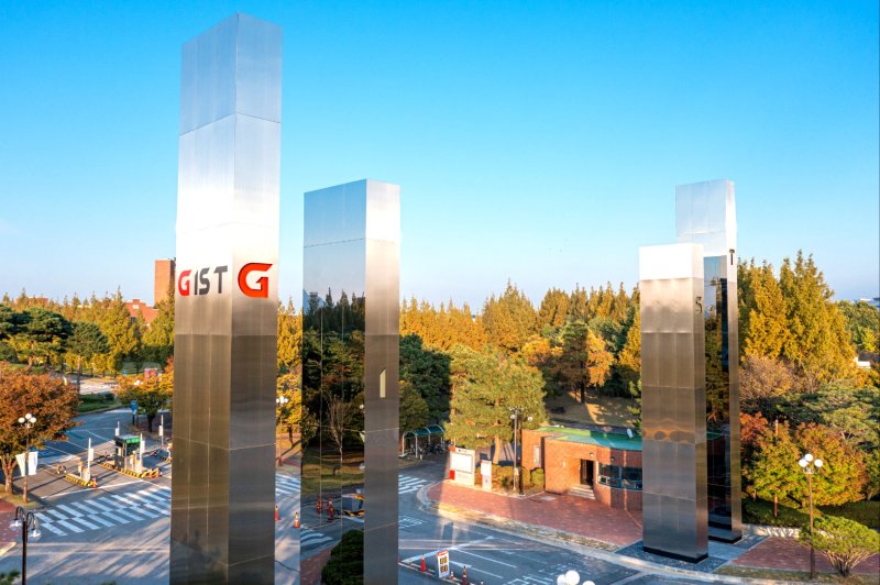 [광주=뉴시스] 광주과학기술원(GIST)이 캠퍼스의 새로운 랜드마크로 완성한 새 정문 전경. 네 개의 기둥이 세워진 형태로 각각 지성, 학문, 열정, 젊음을 상징한다. (사진=GIST 제공) 2025.10.21. photo@newsis.com