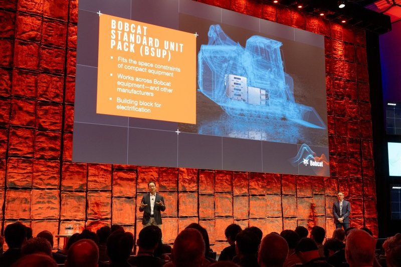 스캇 박 두산밥캣 대표(왼쪽)가 5일(미국 현지시간) CES 2026 미디어데이에서 밥캣의 표준 배터리팩에 대한 설명을 하고 있다.(두산밥캣 제공)
