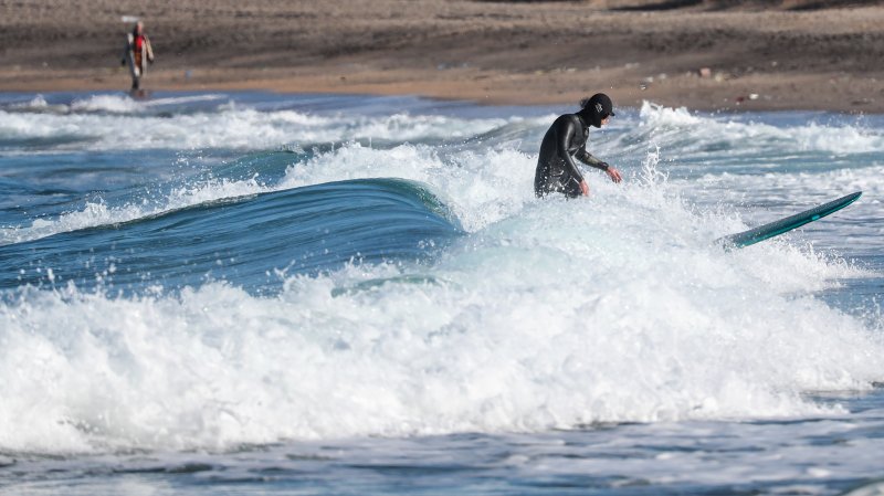 [제주=뉴시스] 우장호 기자 = 모처럼 맑은 날씨를 보인 6일 오전 제주시 이호테우해수욕장에서 레저객들이 서핑을 하고 있다. 2026.01.07. woo1223@newsis.com