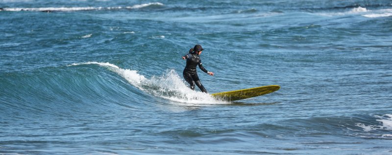 [제주=뉴시스] 우장호 기자 = 모처럼 맑은 날씨를 보인 6일 오전 제주시 이호테우해수욕장에서 레저객들이 서핑을 하고 있다. 2026.01.07. woo1223@newsis.com