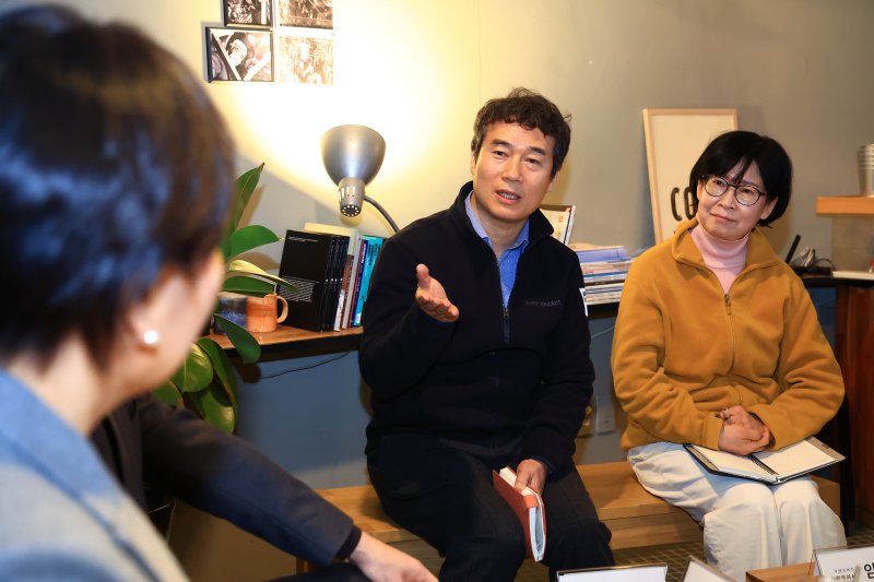 [세종=뉴시스] 농림축산식품부는 송미령 장관이 6일 서울 중구 소재 '쿠엔즈버킷'의 도심형 공장을 방문해 국산 콩기름 제조·가공시설을 시찰했다고 밝혔다. (사진=농식품부 제공) 2026.01.06. photo@newsis.com