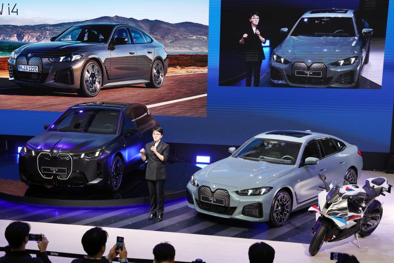 3일 경기도 고양시 킨텍스에서 열린 2025 서울모빌리티쇼에서 BMW THE iX와 THE i4가 공개되고 있다. 2025.4.3/뉴스1 ⓒ News1 김명섭 기자