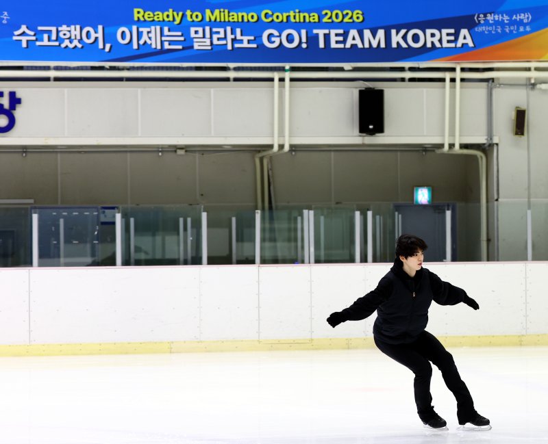 [서울=뉴시스] 박주성 기자 = 2026 밀라노·코르티나담페초 동계 올림픽 출전권을 획득한 피겨 스케이팅 남자 싱글 차준환 선수가 6일 오전 서울 태릉선수촌실내빙상장에서 훈련을 하고 있다. 2026.01.06. park7691@newsis.com