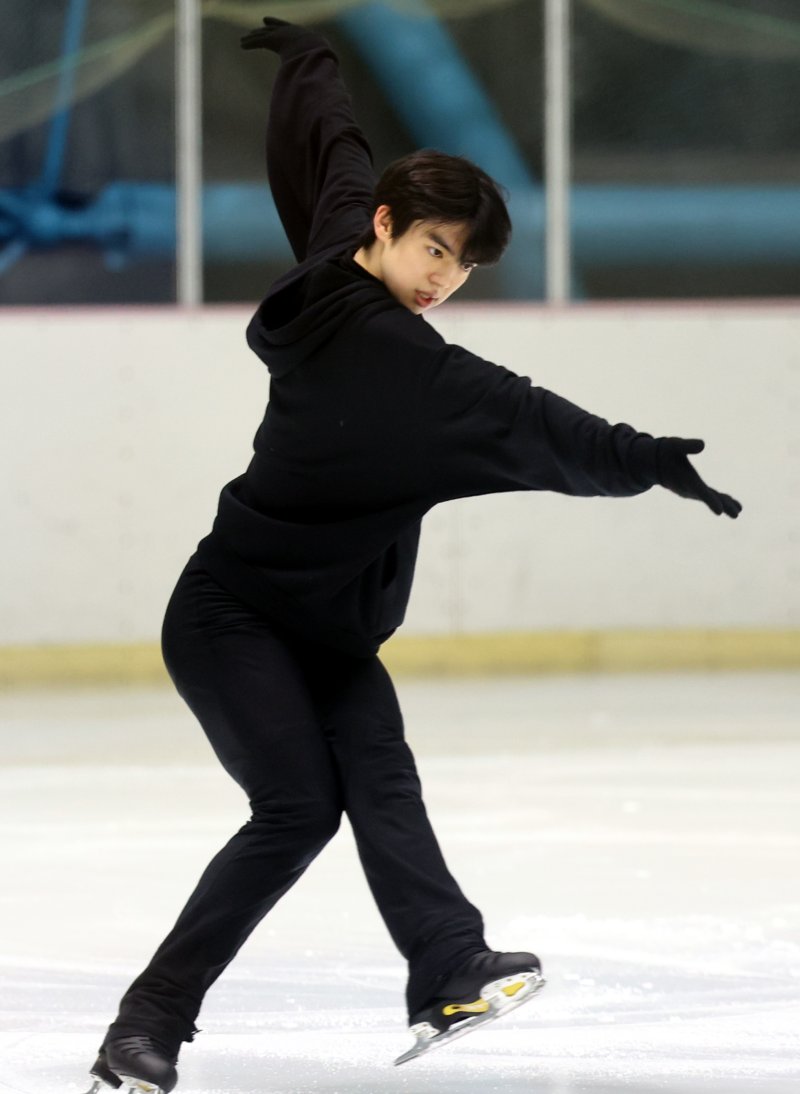 [서울=뉴시스] 박주성 기자 = 2026 밀라노·코르티나담페초 동계 올림픽 출전권을 획득한 피겨 스케이팅 남자 싱글 차준환 선수가 6일 오전 서울 태릉선수촌실내빙상장에서 훈련을 하고 있다. 2026.01.06. park7691@newsis.com