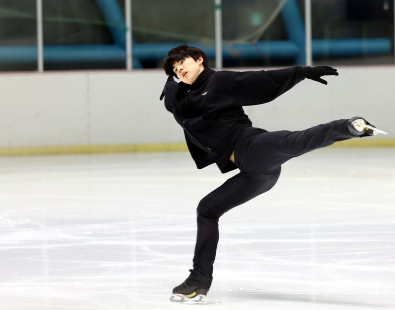[서울=뉴시스] 박주성 기자 = 2026 밀라노·코르티나담페초 동계 올림픽 출전권을 획득한 피겨 스케이팅 남자 싱글 차준환 선수가 6일 오전 서울 태릉선수촌실내빙상장에서 훈련을 하고 있다. 2026.01.06. park7691@newsis.com
