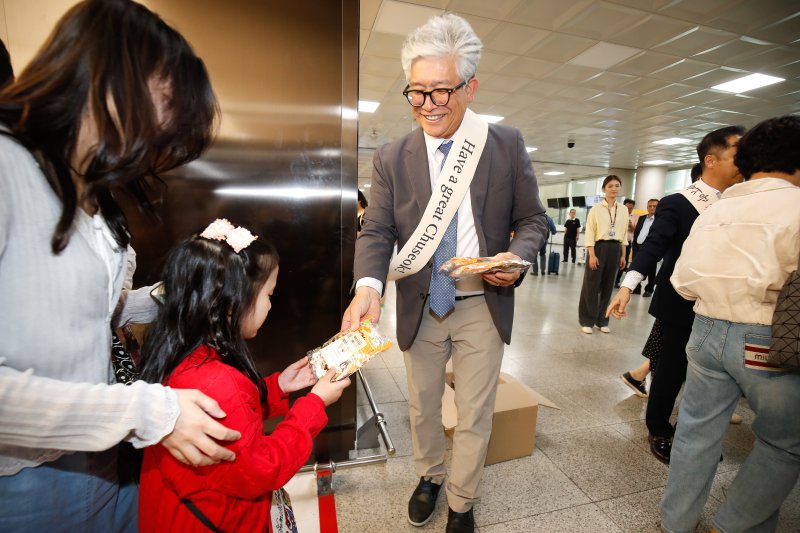 [제주=뉴시스] 우장호 기자 = 김양보 제주도 관광교류국장이 2일 오후 제주국제공항 1층 도착장에서 열린 추석 연휴입도 관광객 환영행사에 참석해 공항 이용객들과 인사를 나누고 있다. 2025.10.02. woo1223@newsis.com