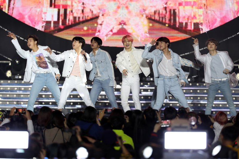 [뉴스1 PICK]BTS로 꾸민 세종문화회관 계단 '완전체 컴백 신호탄'