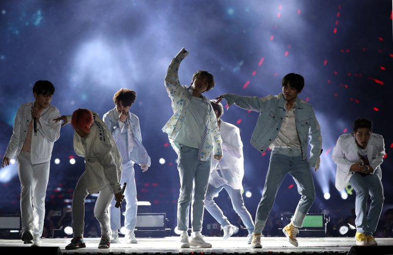 [뉴스1 PICK]BTS로 꾸민 세종문화회관 계단 '완전체 컴백 신호탄'