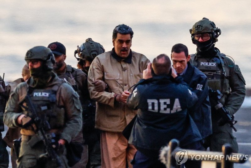 구치소서 법정으로 이동하는 마두로 (출처=연합뉴스)