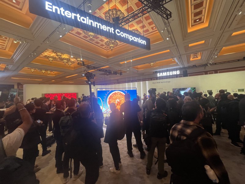 [라스베이거스=뉴시스]이현주 기자 = 삼성전자가 4~7일(현지시간) 미국 라스베이거스 윈 호텔에 CES 2026 단독 전시관을 열었다. 이번에 첫 공개한 130형 마이크로 RGB TV를 보기 위해 관람객들이 모여들고 있다. 2026.01.06. lovelypsyche@newsis.com