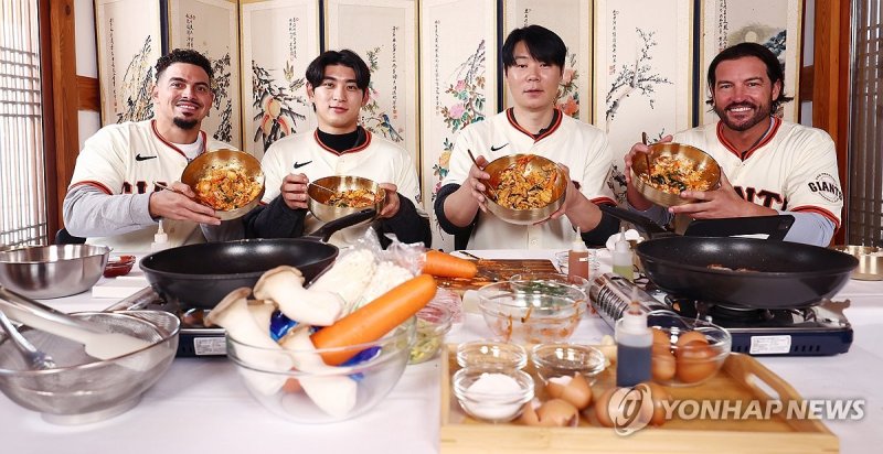 MLB 샌프란시스코, 이정후와 한국 전통 음식 만들기 체험 (출처=연합뉴스)