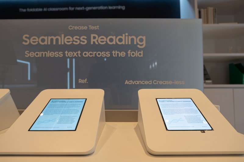 삼성디스플레이 차세대 폴더블 주름 비교 (출처=연합뉴스)