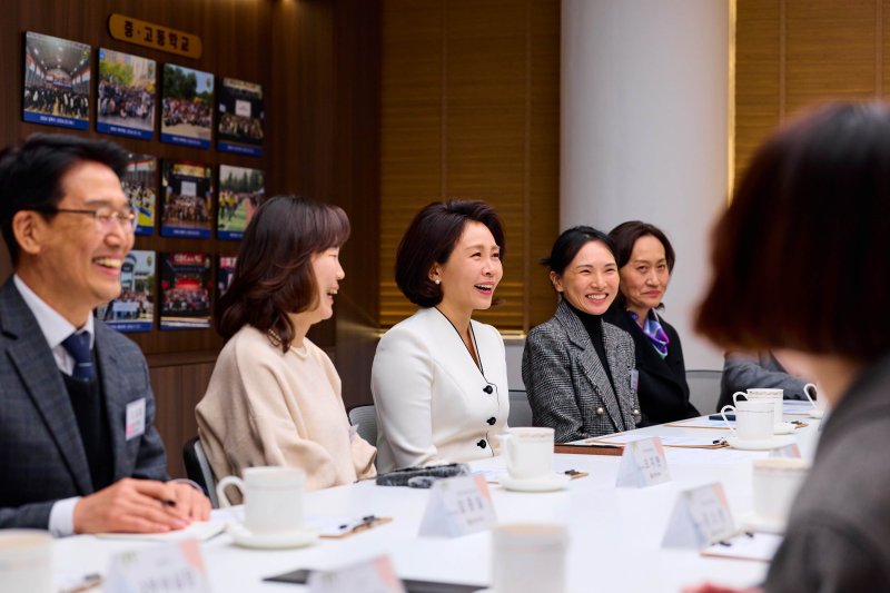 [베이징=뉴시스] 최동준 기자 = 김혜경 여사가 6일(현지 시간) 베이징에 위치한 북경한국국제학교를 방문해 학부모, 교직원과 간담회를 하고 있다. (공동취재) 2026.01.06. photocdj@newsis.com