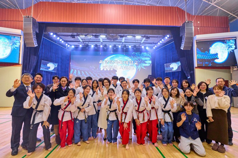 [베이징=뉴시스] 최동준 기자 = 김혜경 여사가 6일(현지 시간) 베이징에 위치한 북경한국국제학교를 방문해 태권도 시범단 공연 관람을 마친 뒤 시범단과 기념촬영을 하고 있다. (공동취재) 2026.01.06. photocdj@newsis.com