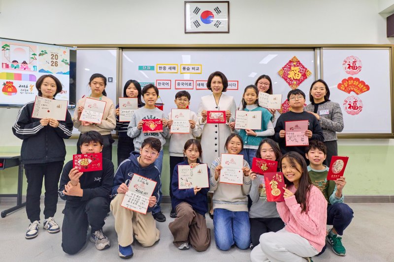 [베이징=뉴시스] 최동준 기자 = 김혜경 여사가 6일(현지 시간) 베이징에 위치한 북경한국국제학교를 방문해 학생들과 기념촬영을 하고 있다. (공동취재) 2026.01.06. photocdj@newsis.com