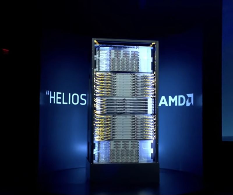 리사 수 AMD 최고경영자(CEO)가 5일(현지시간) 미국 라스베이거스에서 열린 CES2026 기조연설 무대에서 공개한 AMD의 슈퍼 컴퓨팅 플랫폼 헬리오스 AI랙 실물. AMD 유튜브 캡처