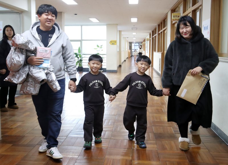 2026학년도 부산지역 공립 초등학교 신입생 예비소집이 진행된 6일 오후 부산 연제구 창신초등학교에서 쌍둥이 예비 초등학생과 학부모가 1학년 교실을 살펴보고 있다. 2026.1.6/뉴스1 ⓒ News1 윤일지 기자