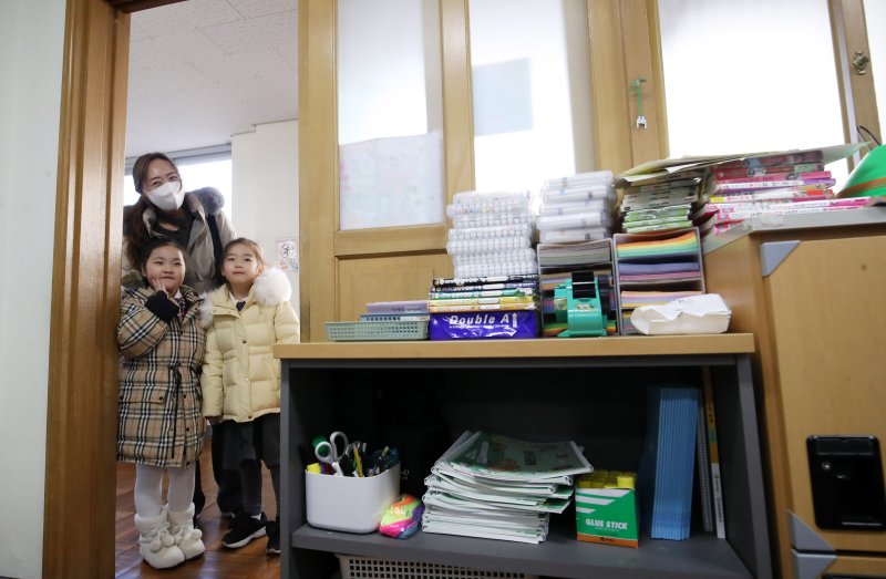 2026학년도 부산지역 공립 초등학교 신입생 예비소집이 진행된 6일 오후 부산 연제구 창신초등학교에서 예비 초등학생과 학부모가 1학년 교실을 살펴보고 있다. 2026.1.6/뉴스1 ⓒ News1 윤일지 기자