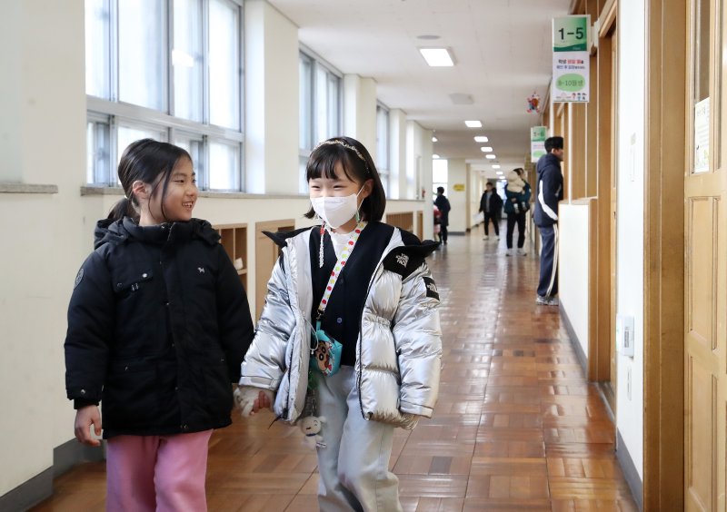 2026학년도 부산지역 공립 초등학교 신입생 예비소집이 진행된 6일 오후 부산 연제구 창신초등학교에서 예비 초등학생들이 1학년 교실 등을 살펴보고 있다. 2026.1.6/뉴스1 ⓒ News1 윤일지 기자