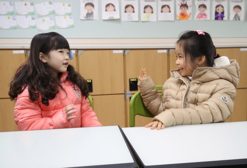 2026학년도 부산지역 공립 초등학교 신입생 예비소집이 진행된 6일 오후 부산 연제구 창신초등학교에서 예비 초등학생들이 1학년 교실을 살펴보며 인사하고 있다. 2026.1.6/뉴스1 ⓒ News1 윤일지 기자