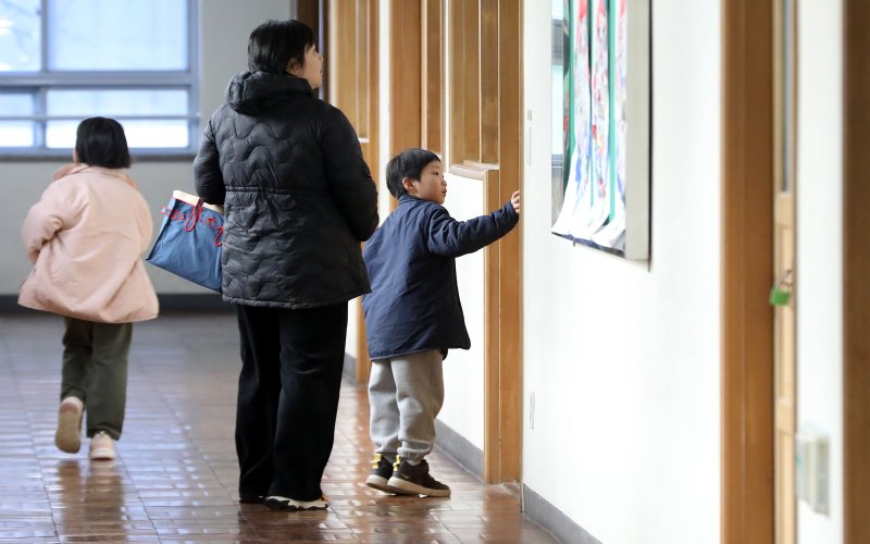 2026학년도 부산지역 공립 초등학교 신입생 예비소집이 진행된 6일 오후 부산 연제구 창신초등학교에서 예비 초등학생들이 1학년 교실을 살펴보고 있다. 2026.1.6/뉴스1 ⓒ News1 윤일지 기자