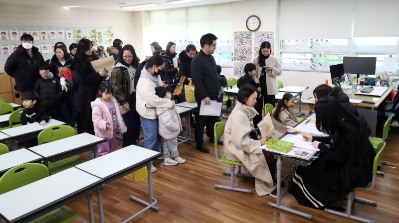 2026학년도 부산지역 공립 초등학교 신입생 예비소집이 진행된 6일 오후 부산 연제구 창신초등학교에서 예비 초등학생들이 입학 상담을 기다리고 있다. 2026.1.6/뉴스1 ⓒ News1 윤일지 기자