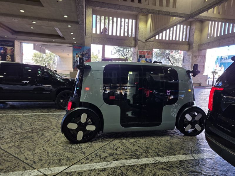 5일(현지시간) 라스베이거스 룩소르 호텔 로비에서 목적지로 이동하는 아마존의 로보택시 '죽스(ZOOX)'의 모습. 사진=김학재기자