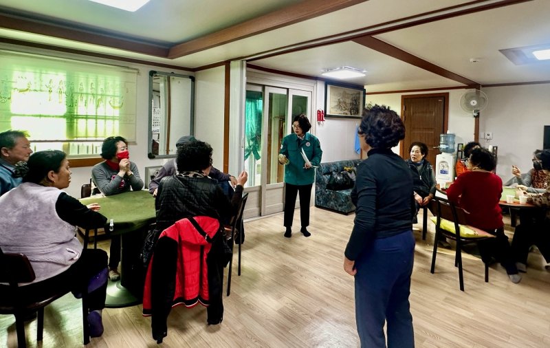 [밀양=뉴시스] 김혜영 가곡동장이 가곡6통경로당을 방문해 어르신들을 대상으로 화재 예방 교육을 진행하고 있다. (사진= 밀양시 제공) 2026.01.06. photo@newsis.com *재판매 및 DB 금지