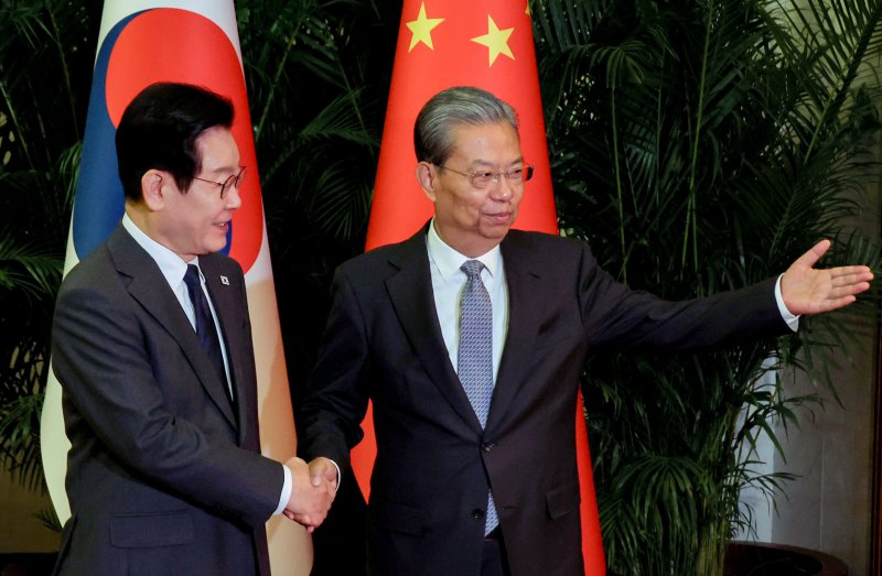 [베이징=뉴시스] 최동준 기자 = 중국을 국빈 방문 중인 이재명 대통령이 6일(현지 시간) 베이징 인민대회당에서 자오러지 전국인민대표대회 상무위원장을 만나 악수하고 있다. 2026.01.06. photocdj@newsis.com