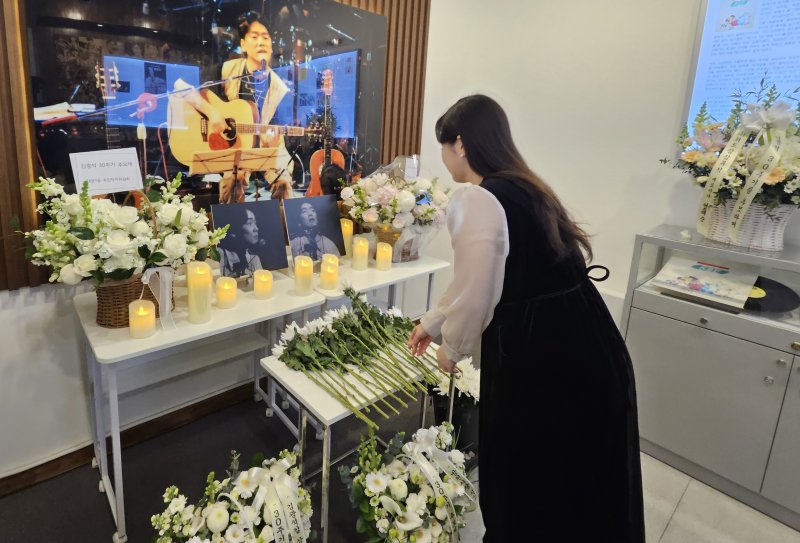 '영원한 가객' 고(故) 김광석(1964∼1996) 30주기인 6일 오후 대구 중구 대봉동 김광석스토리하우스에서 후배 뮤지션 채송아 씨가 고인을 추모하고 있다. ⓒ News1 남승렬 기자