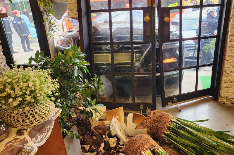 [인천=뉴시스] 6일 오후 인천 서구 마전동 한 카페로 승용차가 돌진했다. (사진=인천소방본부 제공) 2026.01.06. photo@newsis.com