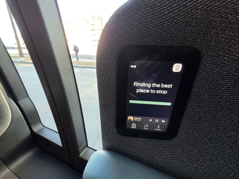 아마존의 로보택시 '죽스(ZOOX)'의 내부 모습. 목적지에 도착하면 안전하게 내릴 곳을 알려준다. 사진=김학재기자