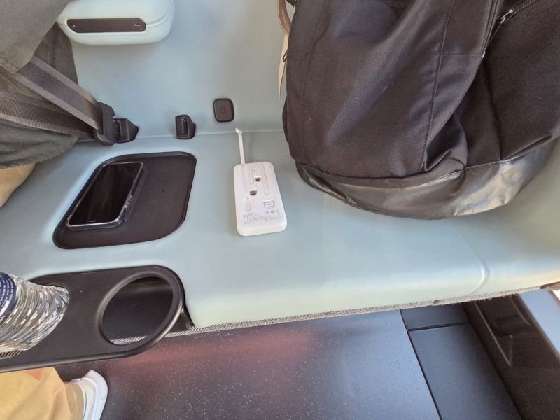 아마존의 로보택시 '죽스(ZOOX)'의 내부 모습. 휴대폰을 무선충전할 수도 있다. 사진=김학재기자