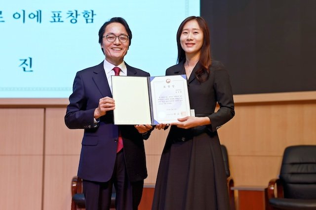 [서울=뉴시스] 삼육대 제해종(왼쪽) 총장과 김두희 과장. (사진=삼육대 제공) 2026.01.06. photo@newsis.com *재판매 및 DB 금지