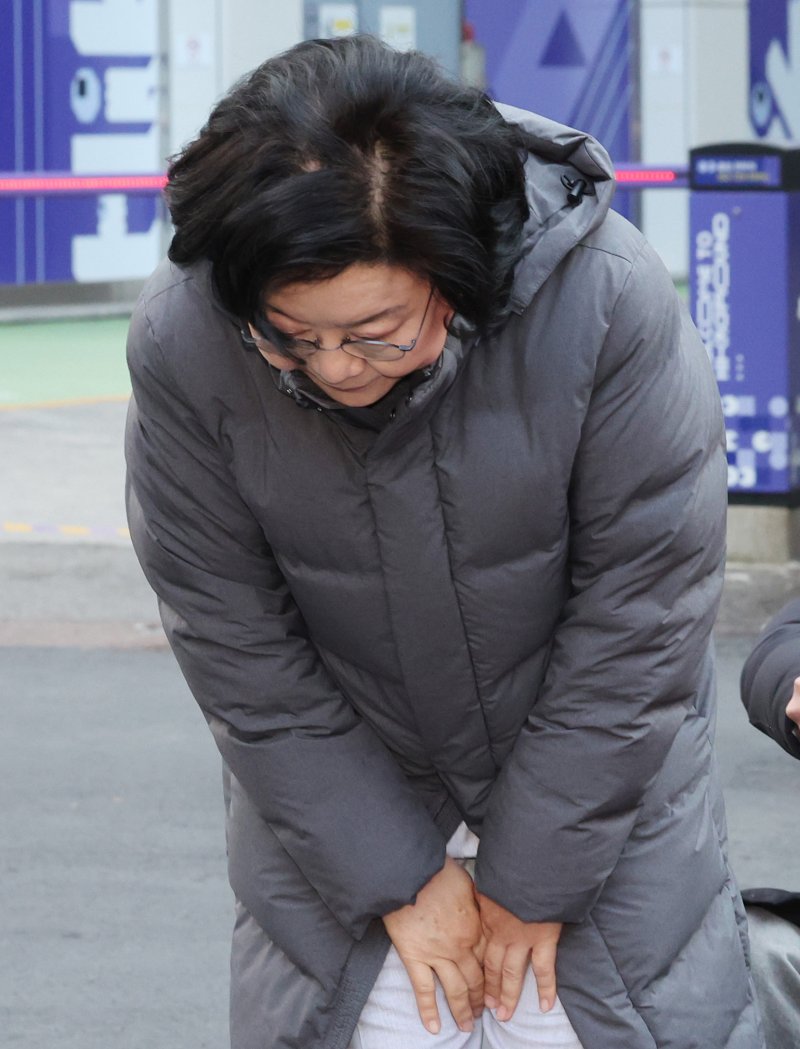 [서울=뉴시스] 김진아 기자 = 이혜훈 기획예산처 장관 후보자가 지난 5일 오전 서울 중구 예금보험공사에 마련된 인사청문회 준비 사무실로 출근하던 중 인사를 하고 있다. 2025.01.05. bluesoda@newsis.com