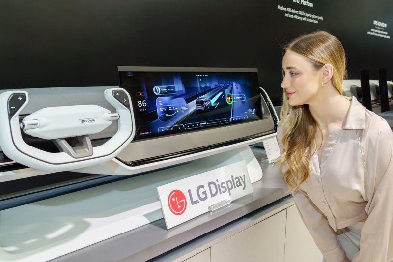 LG디스플레이 '33인치 차량용 슬라이더블 OLED' 패널 (출처=연합뉴스)