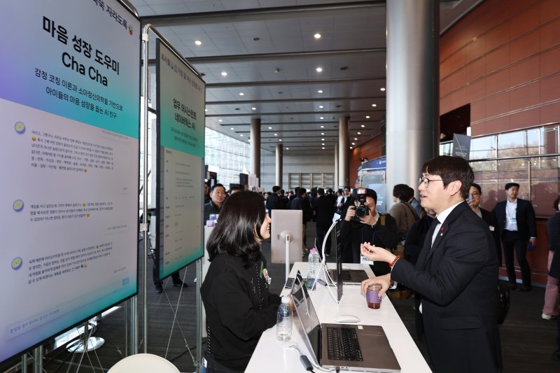 하정우 대통령실 AI미래기획수석이 네이버 클라우드 부스에서 설명을 듣고 있다. 2025.12.30/뉴스1 ⓒ News1 구윤성 기자