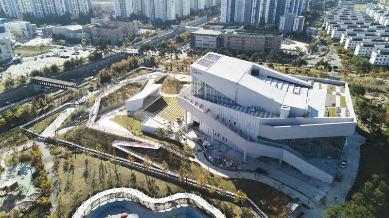 오는 15일 개관하는 화성예술의전당(화성시문화관광재단 제공)