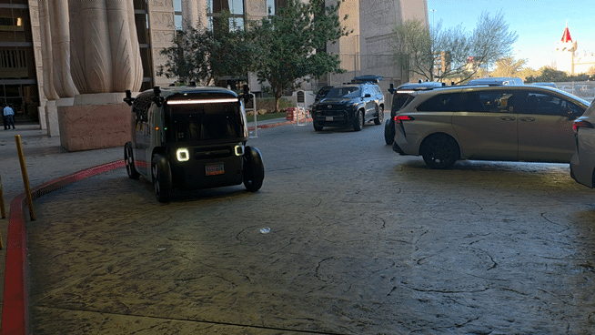 5일(현지시간) 미국 라스베이거스 룩소르 호텔 로비 인근에서 많은 차량이 있는 가운데 아마존의 무인 로보택시 '죽스(ZOOX)'가 끼어든 앞차량이 지나간 뒤에도 미동 없이 한동안 정지한 모습. 사진=김학재기자