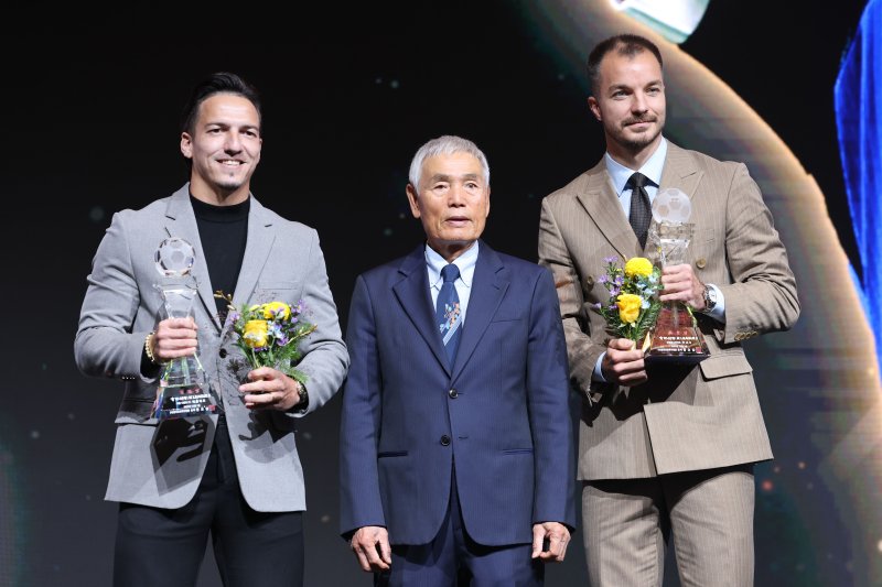 올해 K리그1에는 외국인 선수 보유 한도가 폐지된다. 사진은 무고사(오른쪽)와 에울레르(왼쪽) 2025.12.1/뉴스1 ⓒ News1 이광호 기자