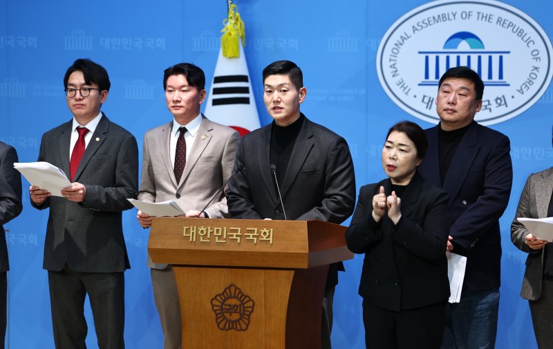 국민의힘 주거사다리정상화특별위원회를 이끌고 있는 김재섭 의원(가운데)도 기자회견을 열고 "재건축·재개발 조합원 지위 양도 일원화가 필요하다"는 입장을 밝혔다. 뉴시스