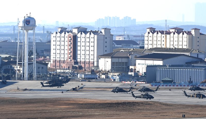 [평택=뉴시스] 김종택 기자 = 주한미군 규모를 현재 수준으로 유지하는 조항이 포함된 2026 회계연도 미국 국방수권법안(NDAA)이 미 상·하원을 모두 통과했다.17일(현지 시간) 미 상원은 본회의를 열고 해당 법안을 표결에 부친 결과 찬성 77표, 반대 20표로 가결했다. 법안은 도널드 트럼프 대통령의 서명을 거치면 공식 발효된다.사진은 18일 경기 평택시 주한미군기지 캠프 험프리스 모습. 2025.12.18. jtk@newsis.com
