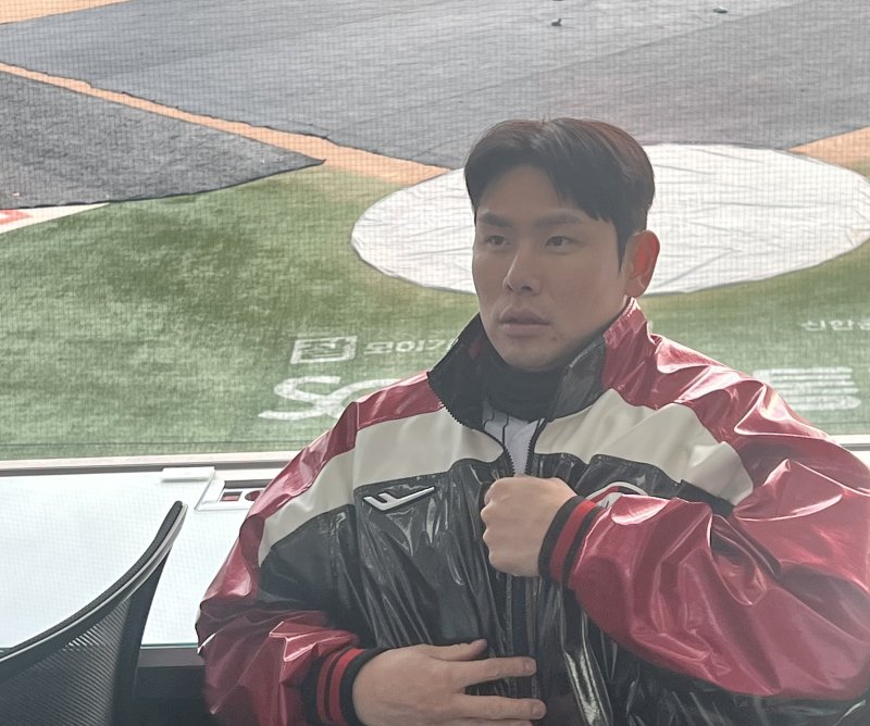 LG 트윈스 외야수 홍창기가 6일 서울 잠실구야구장에서 열린 구단 신년인사회를 마친 뒤 취재진과 인터뷰하고 있다. 2026.1.6/뉴스1 ⓒ News1 이상철 기자